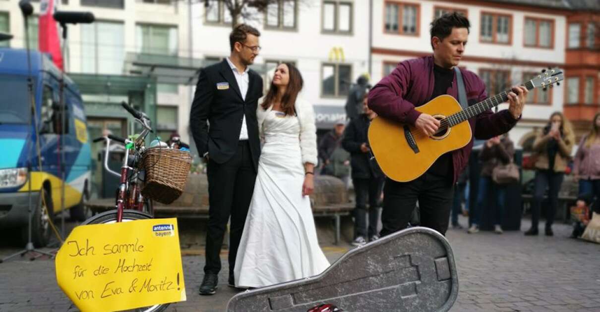 Megastar Michael Patrick Kelly unterstützt ANTENNE BAYERN-Brautpaar in Würzburg