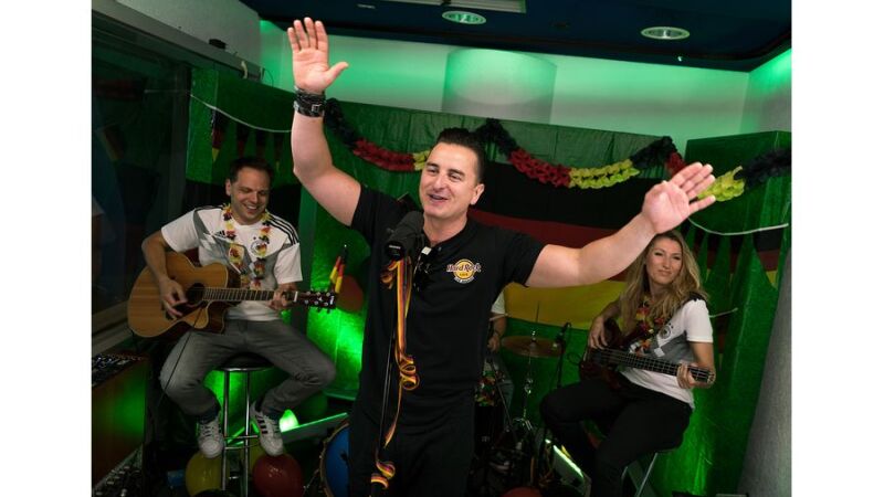 Andreas Gabalier und die ANTENNE BAYERN-Band performen die ANTENNE Bayern-WM-Hymne