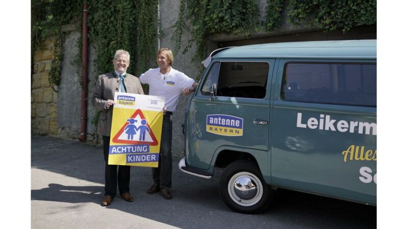 ANTENNE BAYERN-Moderator Wolfgang Leikermoser mit Oberbürgermeister Andreas Feller in Schwandorf