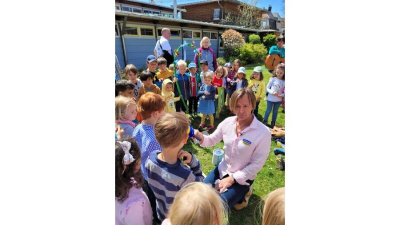 Die Kinder erzählen ANTENNE BAYERN-Moderator Wolfgang Leikermoser, warum das Maifest auf der Kippe steht