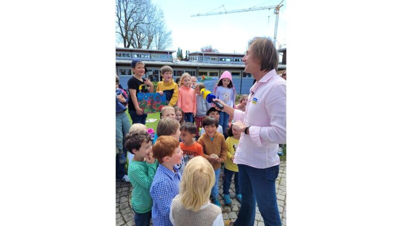 Wolfgang Leikermoser verkündet den Kindern, dass das Fest gerettet werden konnte