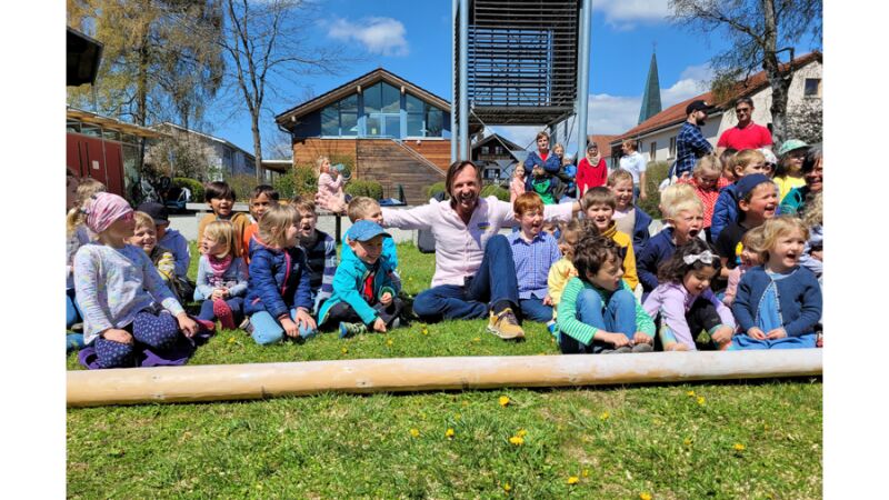 Die Kinder des evangelischen Kindergartens „Hollerbusch” in Holzkirchen freuen sich riesig über den neuen Maibaum.