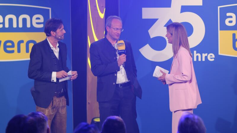 Stefan Meixner, BLM-Präsident Dr. Thorsten Schmiege, Katrin Müller-Hohenstein