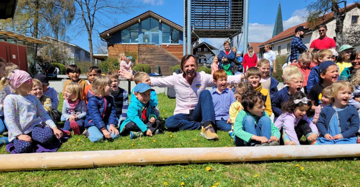 ABYANTENNE BAYERN schenkt Kindergarten in Holzkirchen neuen Maibaum